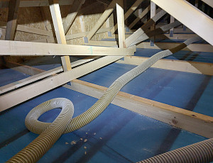 Zateplení dřevostavby rodinného domu pomocí foukané izolace